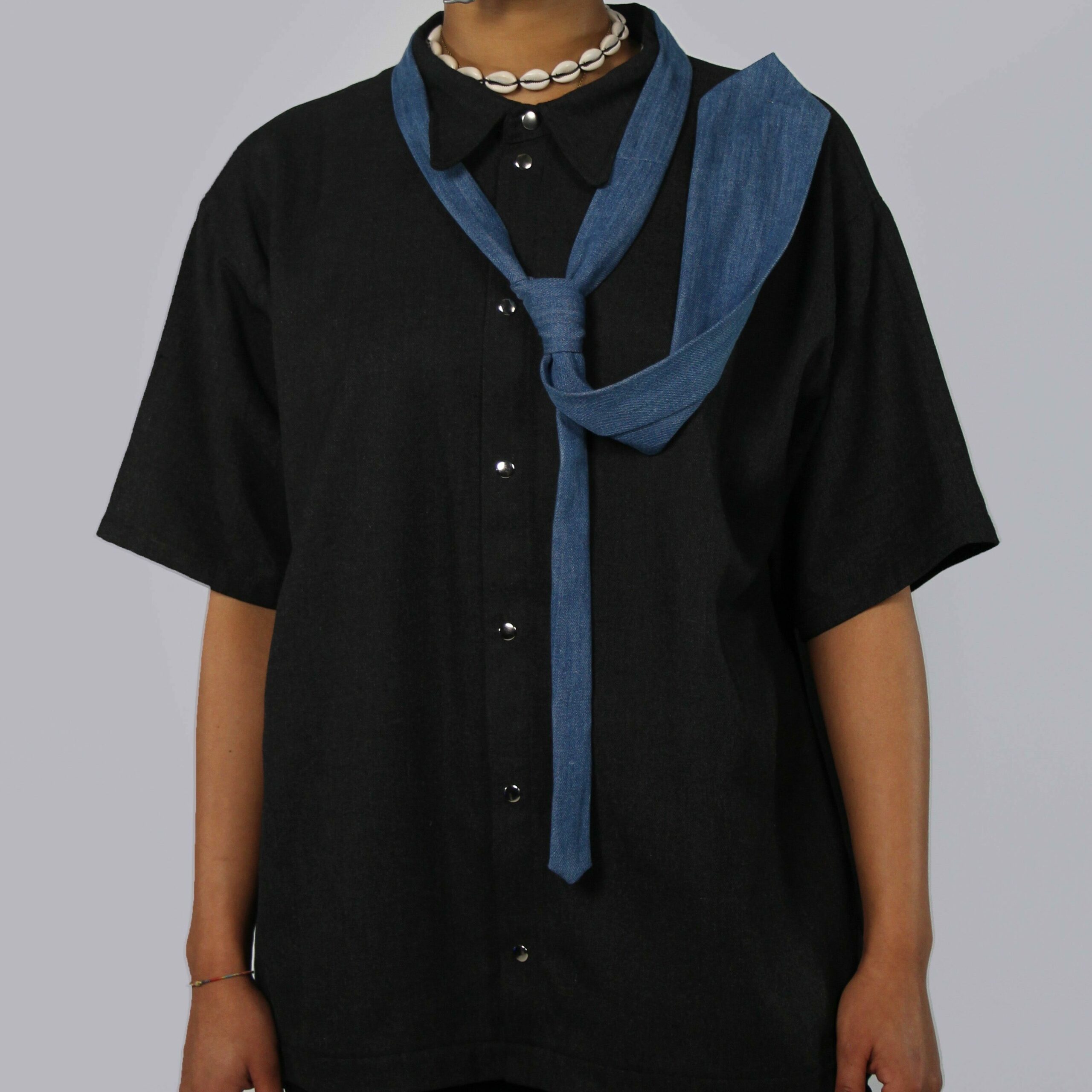 T shirt noir cravate bleu