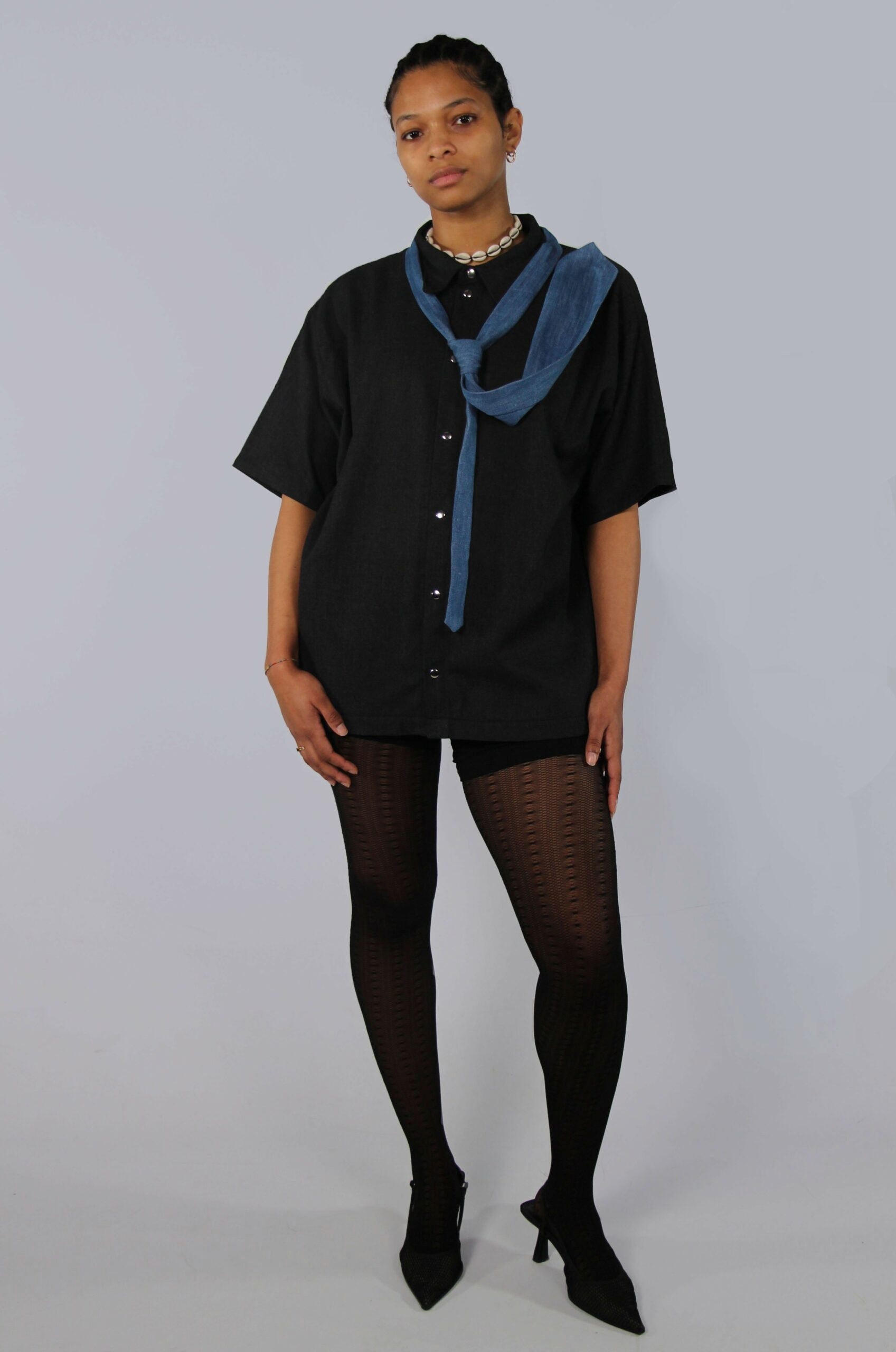 Chemise noir à cravate – Image 2
