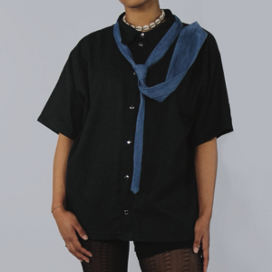 T shirt noir cravate bleu1